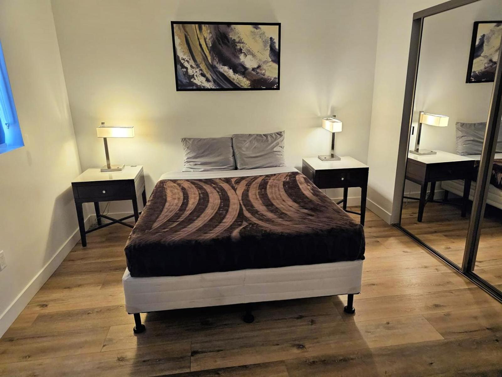 Stayspro - Hollywood Homes Minutes To Everything Spacious And Free Parking Appart hôtel